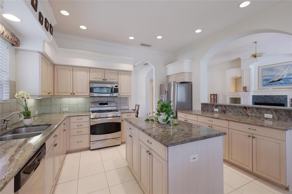 8428 Misty Morning Court Lakewood Ranch, FL 34202 - Photo 11 of 44