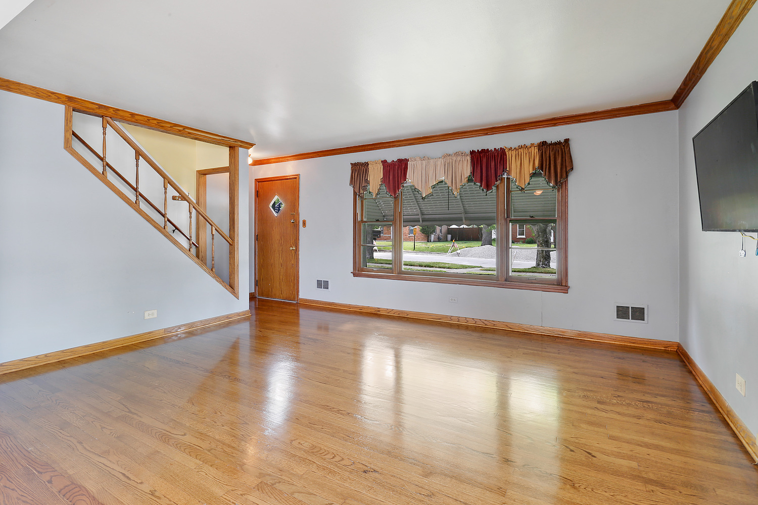 10901 Major Avenue Chicago Ridge, IL 60415 - Photo 2 of 14 a view of an entryway with wooden floor
