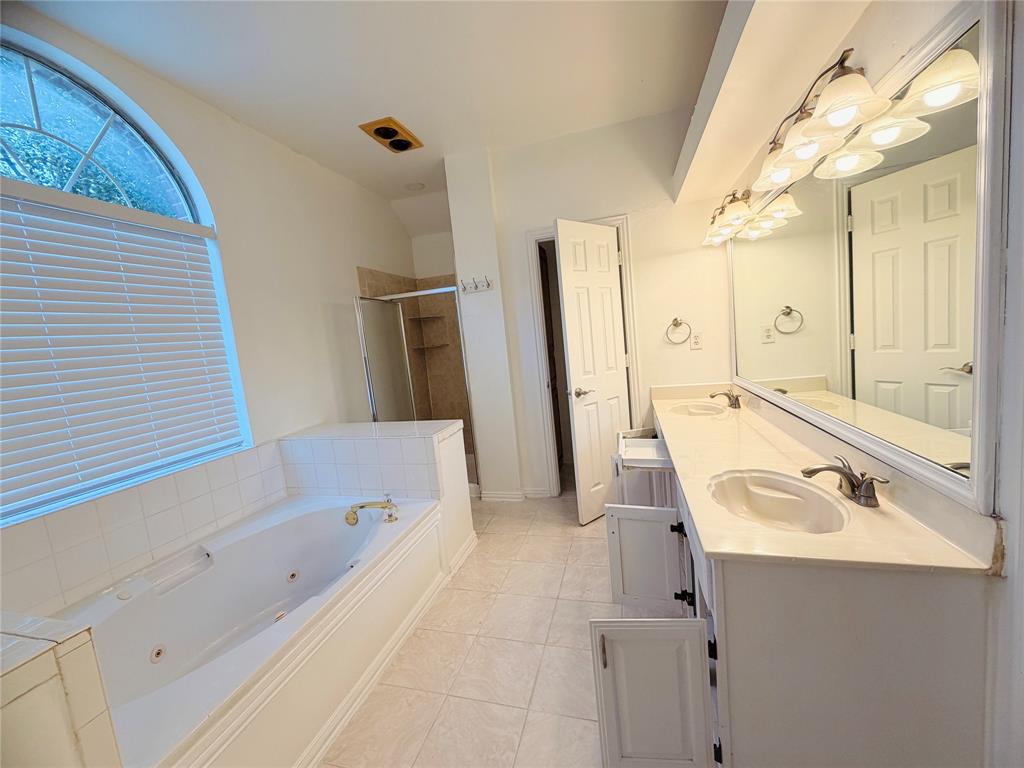 434 Moonlight Way Irving, TX 75063 - Photo 14 of 29 a bathroom with a tub sink and mirror