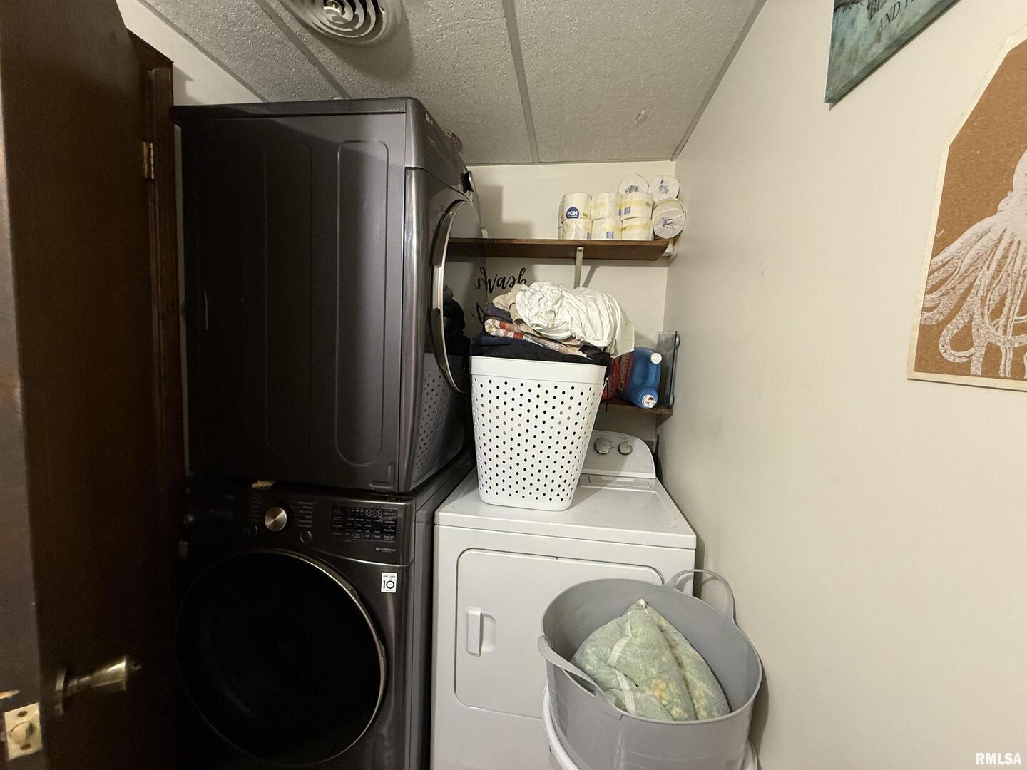 400 East Hester Street Carbondale, IL 62901 - Photo 15 of 24 a utility room with dryer and washer