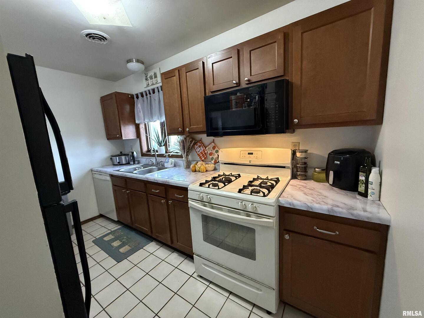 400 East Hester Street Carbondale, IL 62901 - Photo 4 of 24 a kitchen with stainless steel appliances a stove microwave and refrigerator
