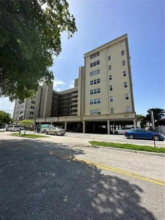 $2,450 | 1811 Jefferson Street, Unit 310, Hollywood, FL 33020