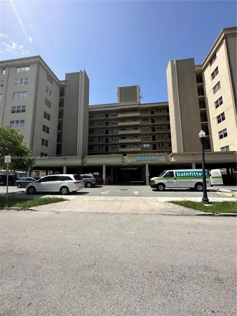 $2,450 | 1811 Jefferson Street, Unit 310, Hollywood, FL 33020