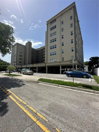 $2,450 | 1811 Jefferson Street, Unit 310, Hollywood, FL 33020