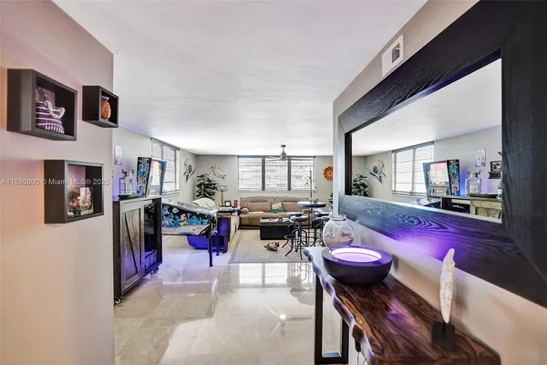 $2,450 | 1811 Jefferson Street, Unit 310, Hollywood, FL 33020