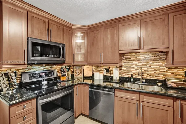 $2,450 | 1811 Jefferson Street, Unit 310, Hollywood, FL 33020