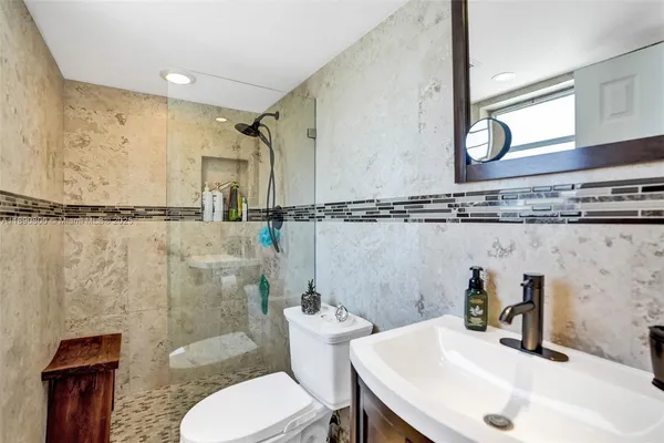 $2,450 | 1811 Jefferson Street, Unit 310, Hollywood, FL 33020