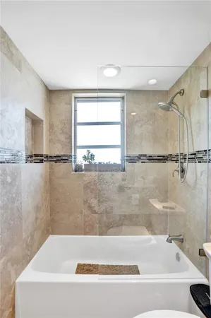 $2,450 | 1811 Jefferson Street, Unit 310, Hollywood, FL 33020