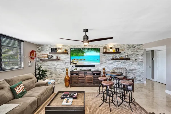 $2,450 | 1811 Jefferson Street, Unit 310, Hollywood, FL 33020