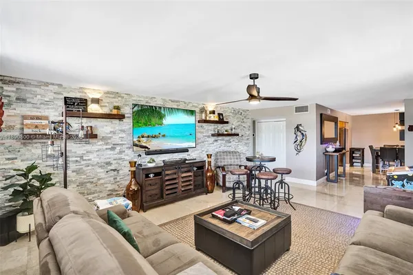 $2,450 | 1811 Jefferson Street, Unit 310, Hollywood, FL 33020