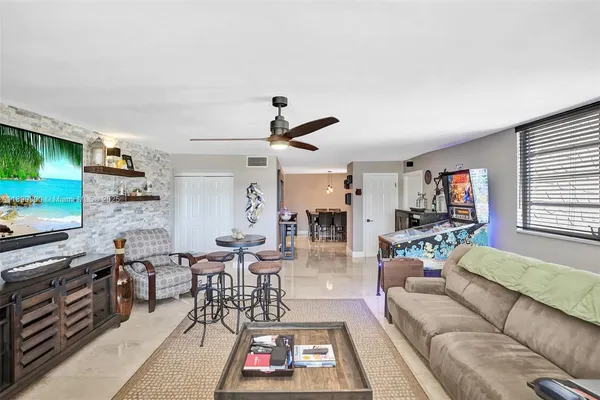 $2,450 | 1811 Jefferson Street, Unit 310, Hollywood, FL 33020