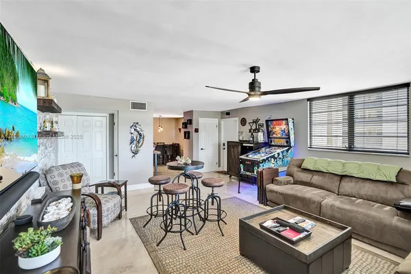 $2,450 | 1811 Jefferson Street, Unit 310, Hollywood, FL 33020