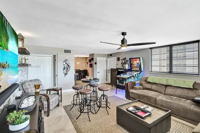 $2,650 | 1811 Jefferson Street, Unit 310, Hollywood, FL 33020