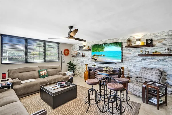 $2,450 | 1811 Jefferson Street, Unit 310, Hollywood, FL 33020