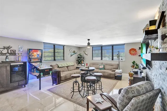 $2,650 | 1811 Jefferson Street, Unit 310, Hollywood, FL 33020