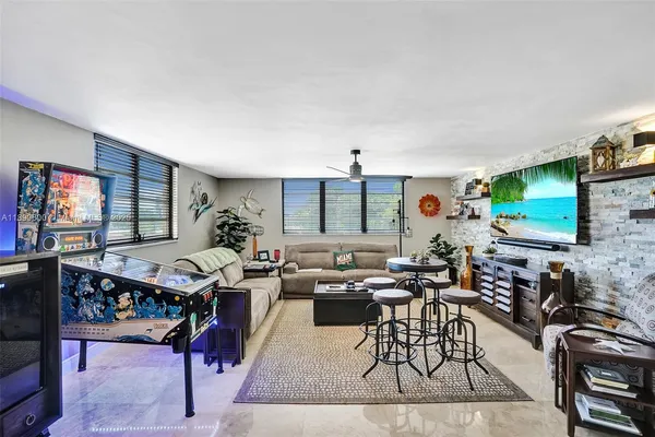 $2,450 | 1811 Jefferson Street, Unit 310, Hollywood, FL 33020