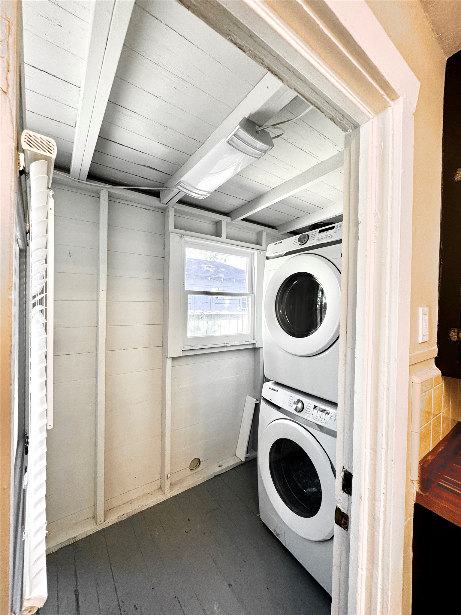 1018 Dunbar Street Houston, TX 77009 - Photo 18 of 30 Right next to kitchen is back utility porch with HE washer and dryer included in rent!