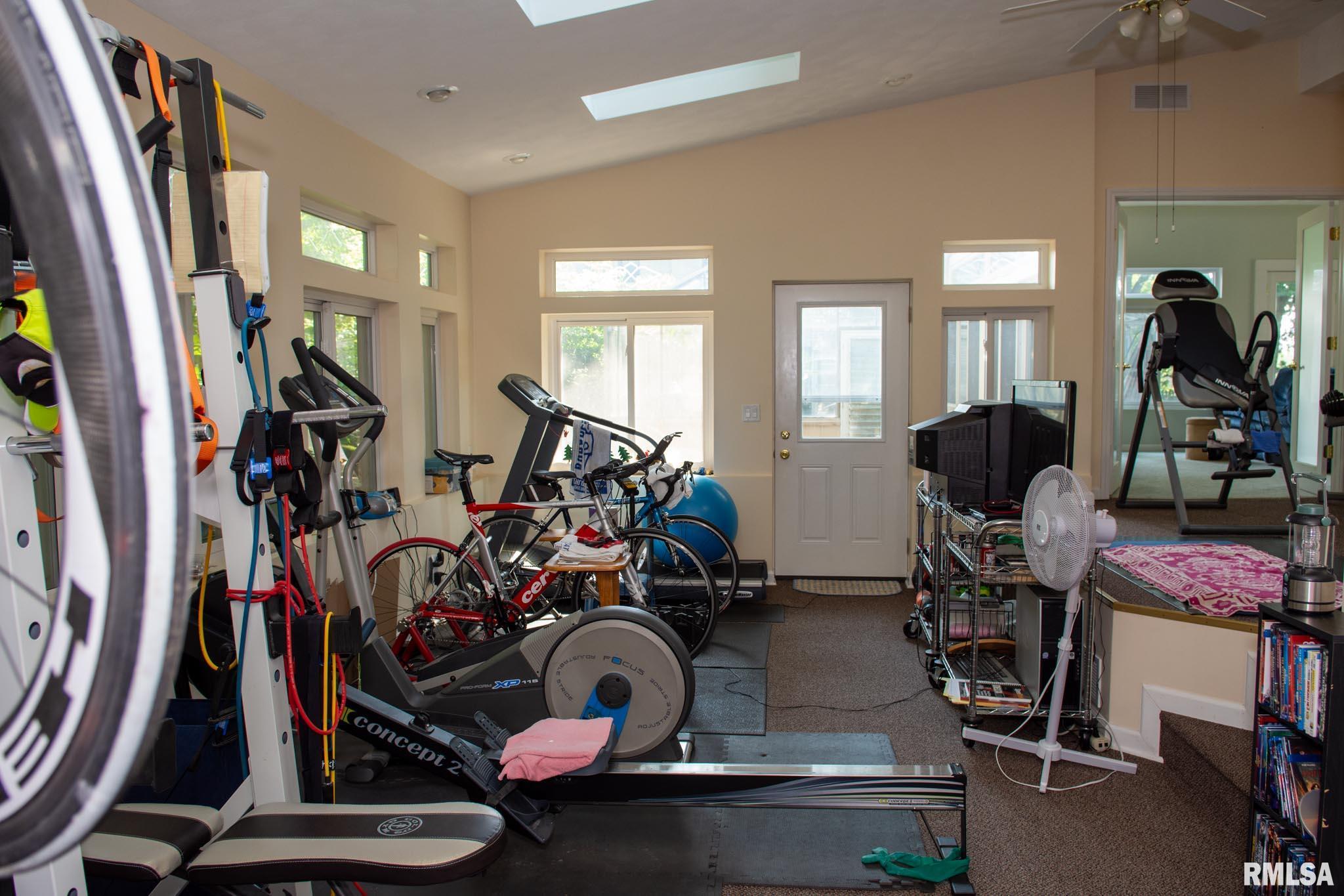 1320 Main Avenue Clinton, IA 52732 - Photo 20 of 49