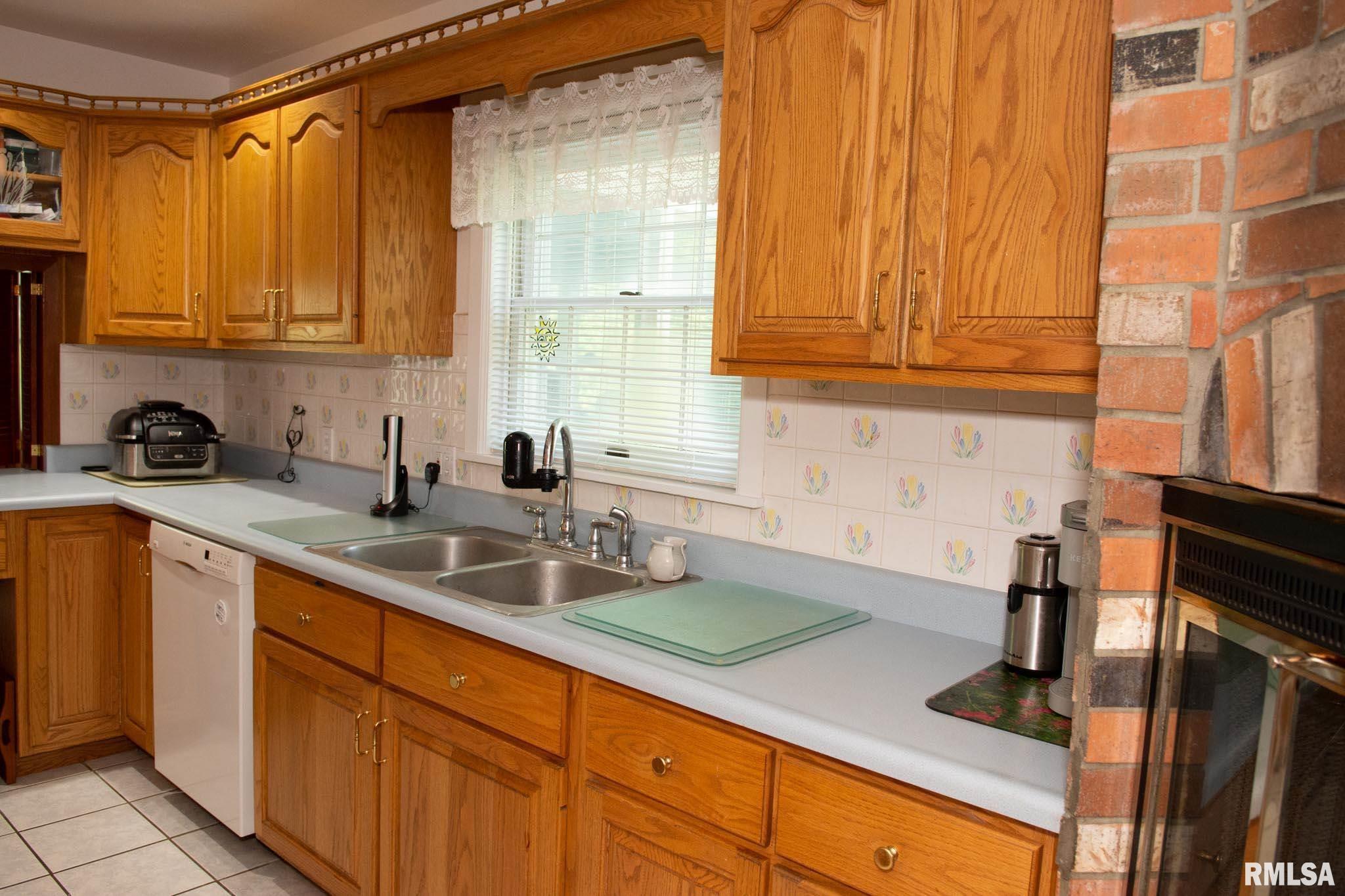 1320 Main Avenue Clinton, IA 52732 - Photo 4 of 49