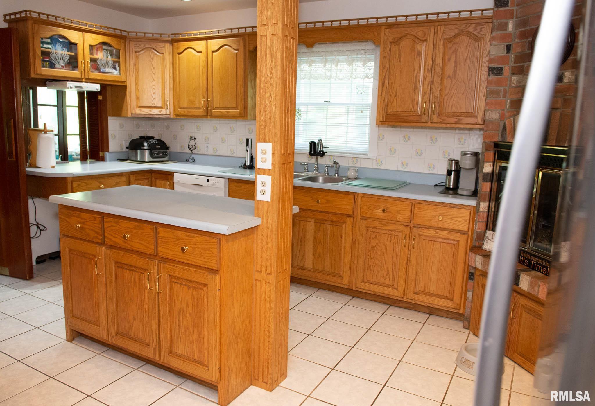 1320 Main Avenue Clinton, IA 52732 - Photo 5 of 49