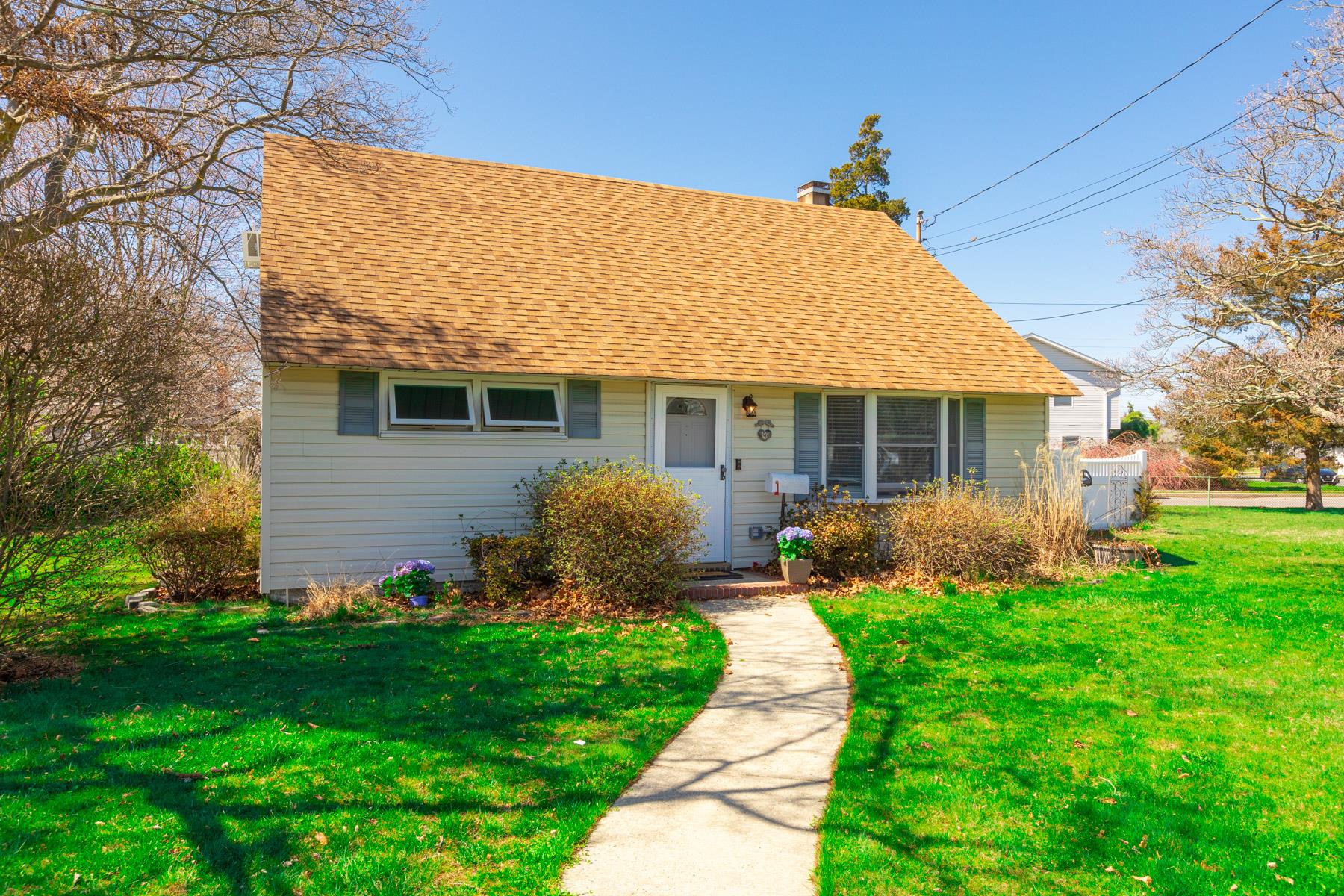 101 Phyllis Drive Lindenhurst, NY 11757 - Photo 1 of 1