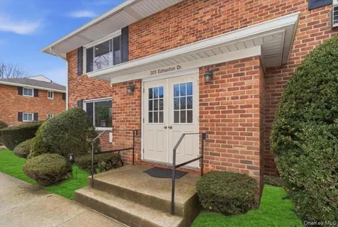 $259,000 | 205 Edmunton Drive, Unit H18, North Babylon, NY 11703