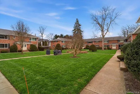 $259,000 | 205 Edmunton Drive, Unit H18, North Babylon, NY 11703