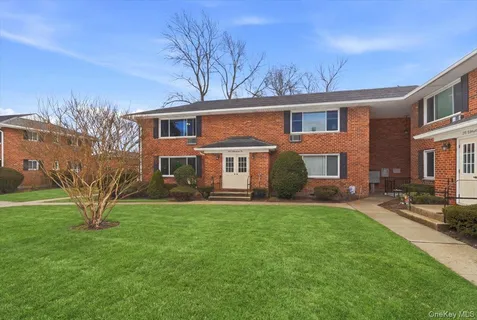 $259,000 | 205 Edmunton Drive, Unit H18, North Babylon, NY 11703