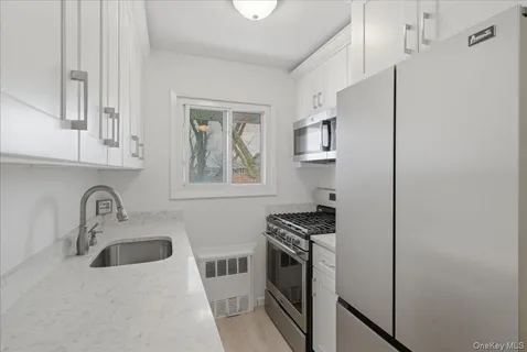 $259,000 | 205 Edmunton Drive, Unit H18, North Babylon, NY 11703