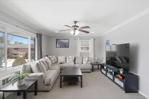 $259,000 | 205 Edmunton Drive, Unit H18, North Babylon, NY 11703