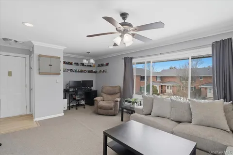 $259,000 | 205 Edmunton Drive, Unit H18, North Babylon, NY 11703