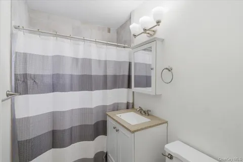 $259,000 | 205 Edmunton Drive, Unit H18, North Babylon, NY 11703