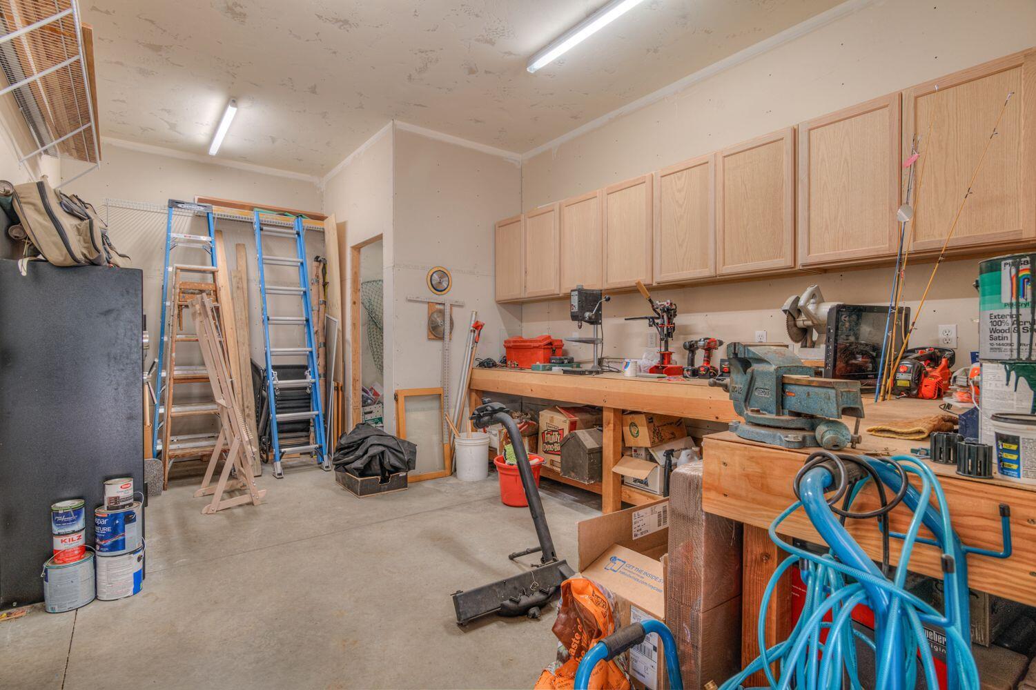 56043 Savage Road Bend, OR 97707 - Photo 33 of 50 kEsQ9w4u