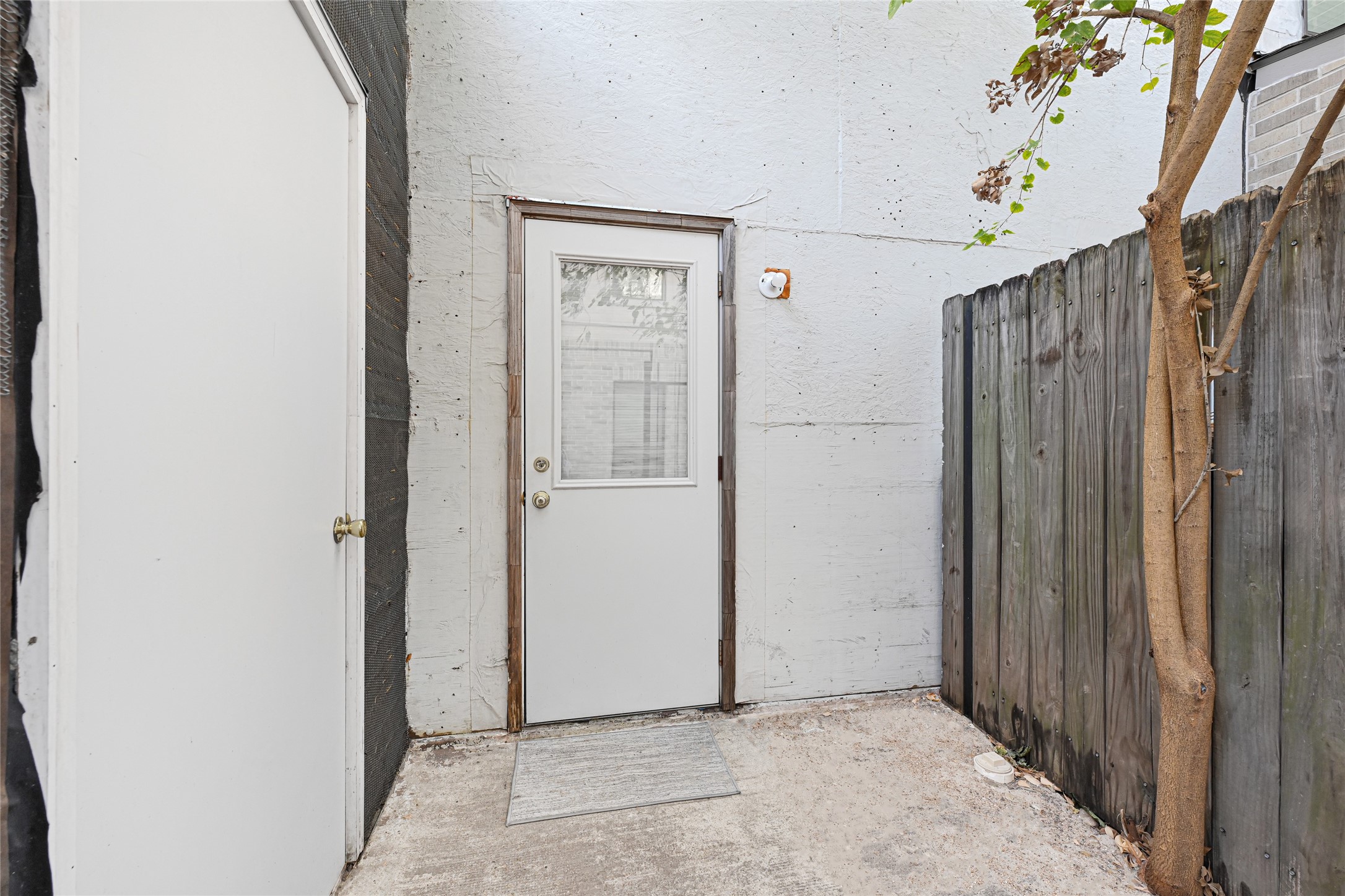 2425 Augusta Drive, Unit 29 Houston, TX 77057 - Photo 28 of 30 a view of a house with a backyard of a house
