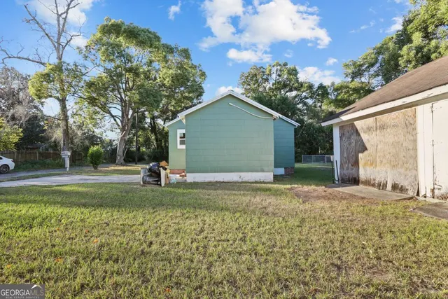 a view of a house with a yard