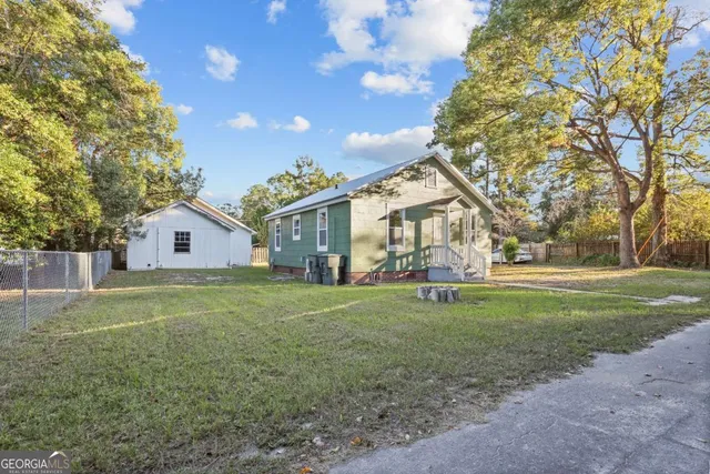 a view of a house with a yard