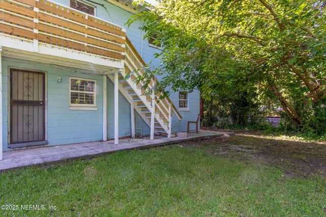 a view of a house with a backyard