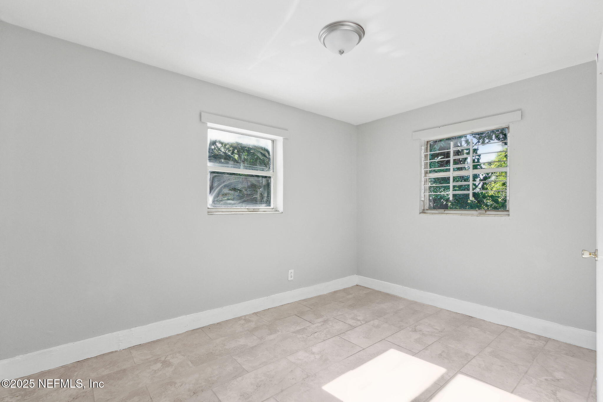 1224 West 18th Street, Unit 4 Jacksonville, FL 32209 - Photo 8 of 14 an empty room with a window