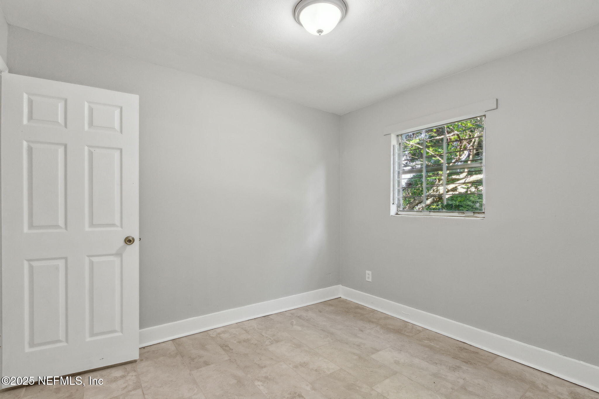 1224 West 18th Street, Unit 4 Jacksonville, FL 32209 - Photo 10 of 14 an empty room with windows