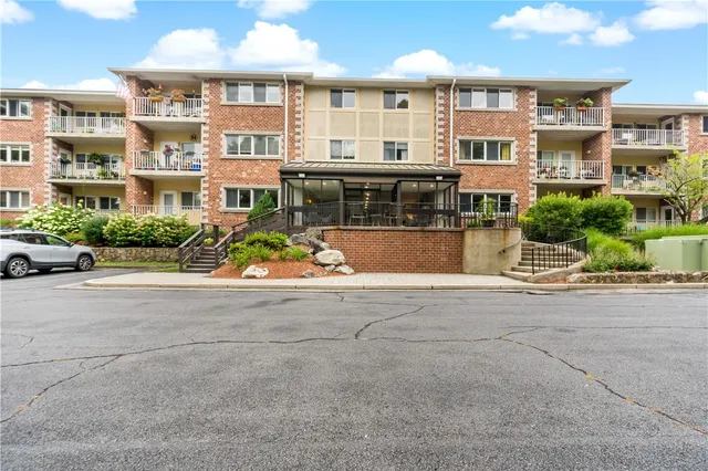$3,000 | 30 Argyle Avenue, Unit 307, East Providence, RI 02915