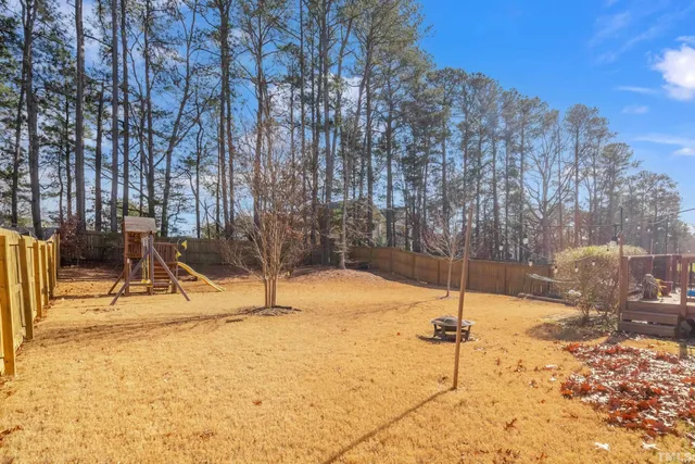 a view of a yard with basketball court