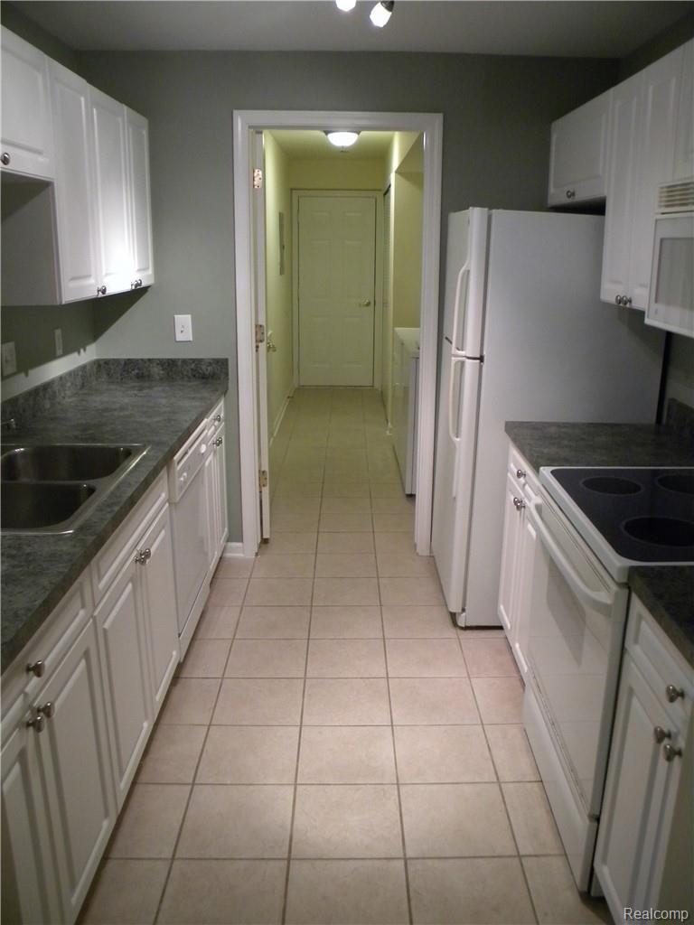 3585 Oakmonte Boulevard, Unit 58 Rochester, MI 48306 - Photo 9 of 43 DSCN9630.JPG