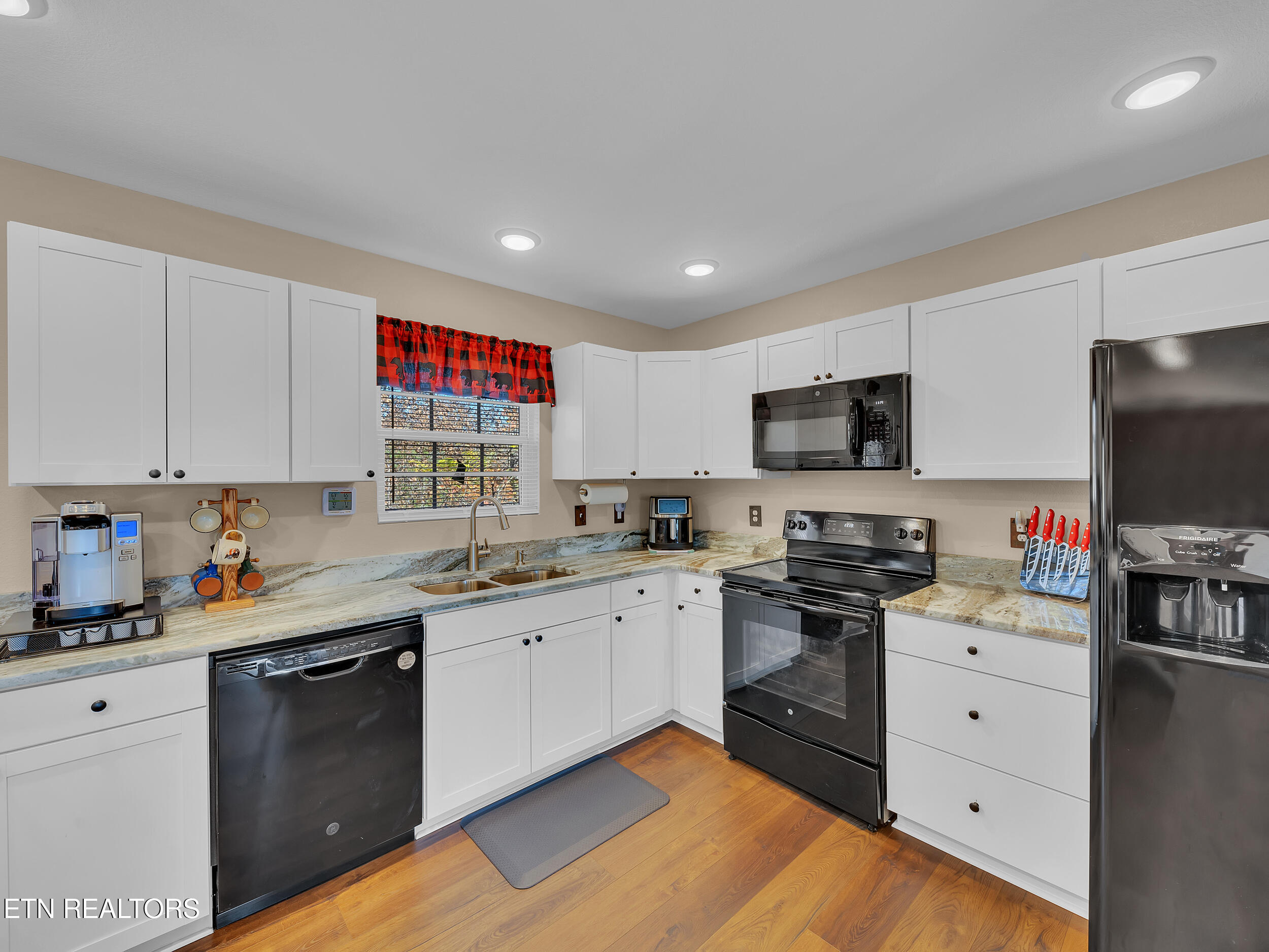 1044 Lake Smoky Road Sevierville, TN 37876 - Photo 10 of 25 10_11