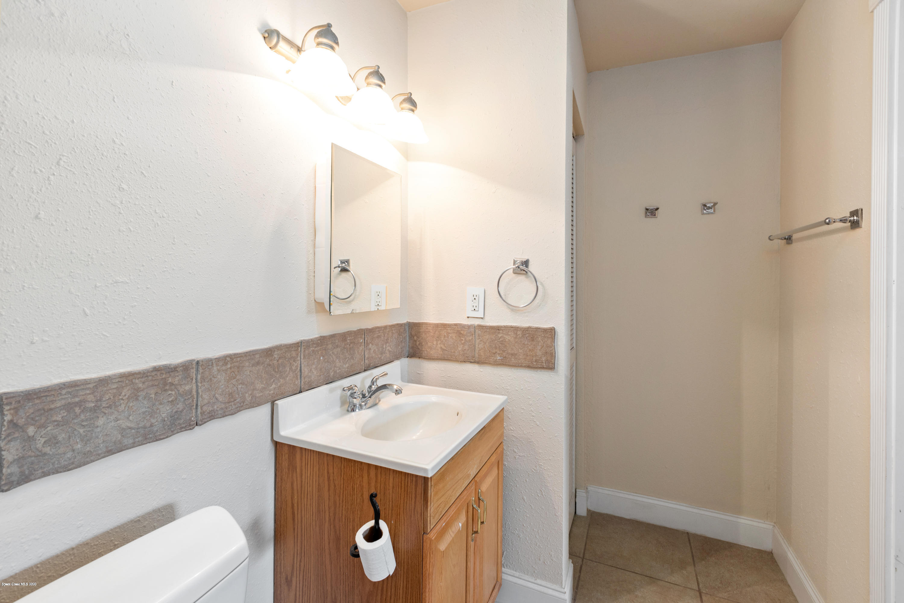 839 Knecht Road Northeast Palm Bay, FL 32905 - Photo 26 of 37 a bathroom with a sink and a mirror