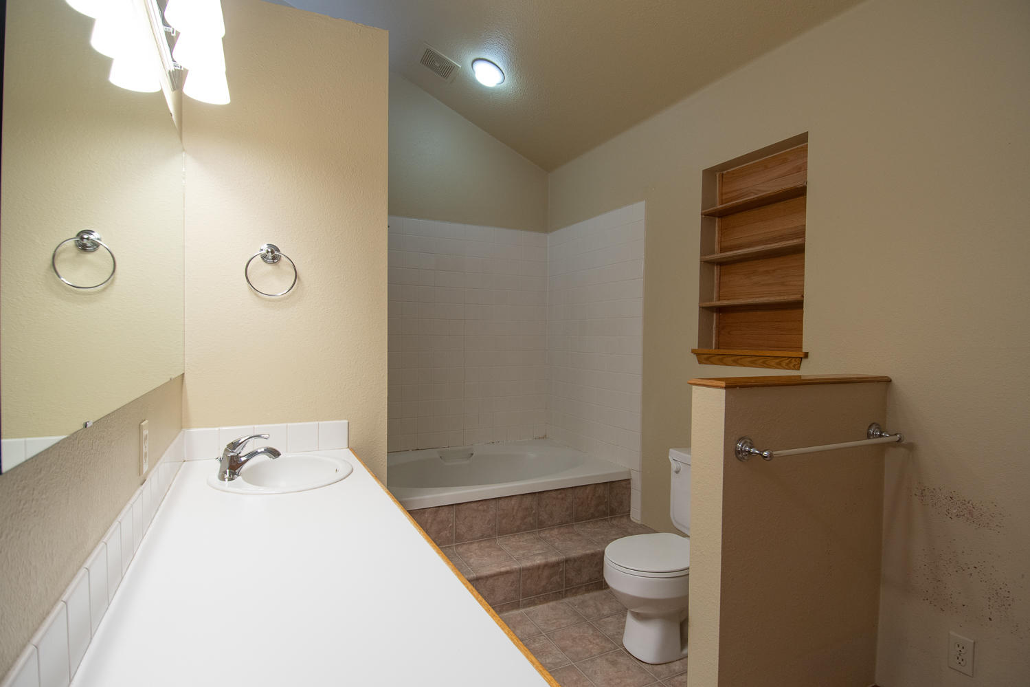 60195 Navajo Road Bend, OR 97702 - Photo 20 of 27 Master Bath