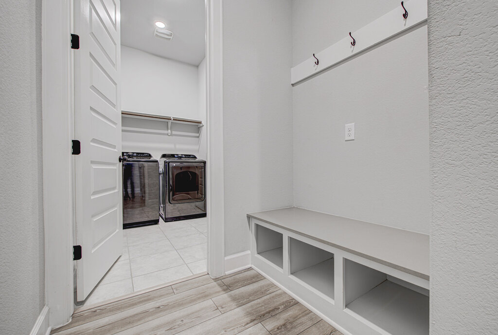 2903 Sebring Circle Austin, TX 78747 - Photo 9 of 31 a view of hallway with washer and dryer