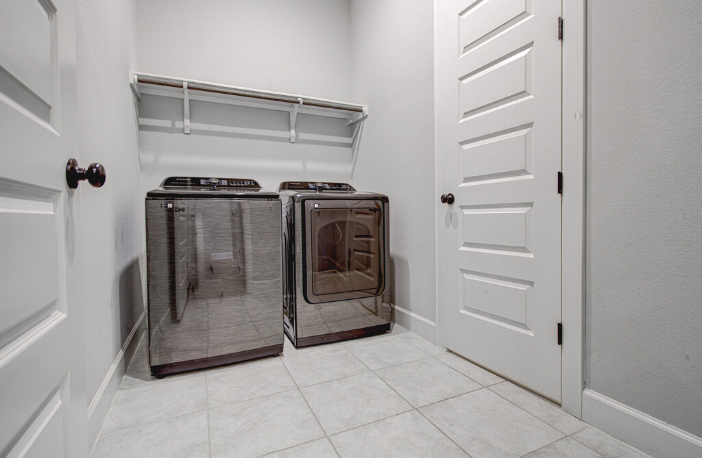 2903 Sebring Circle Austin, TX 78747 - Photo 10 of 31 a utility room with washer and dryer