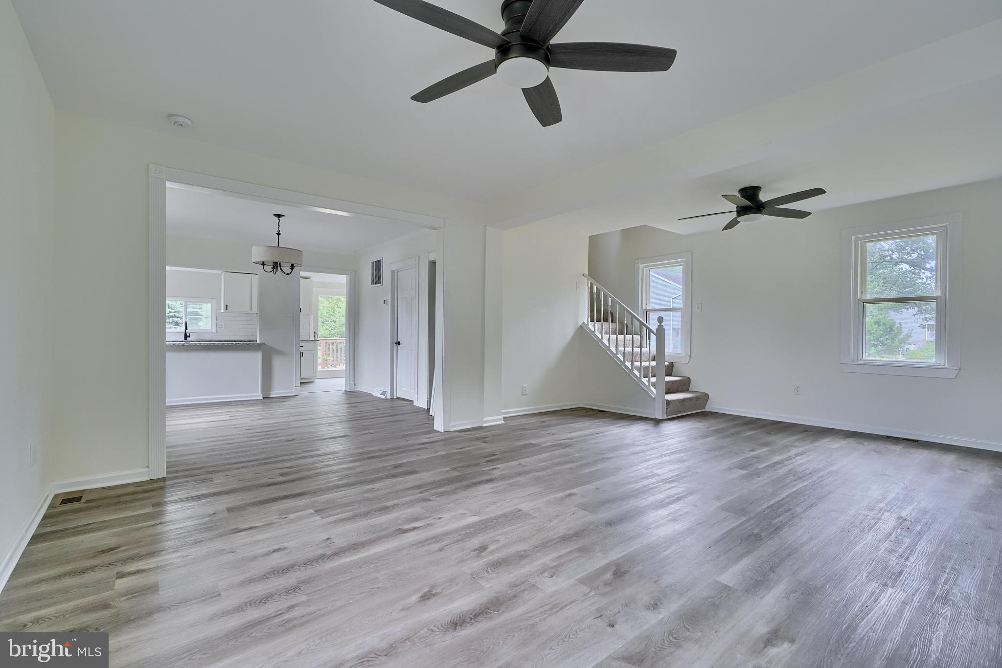 7811 Chesapeake Road Pasadena, MD 21122 - Photo 9 of 42 Interior