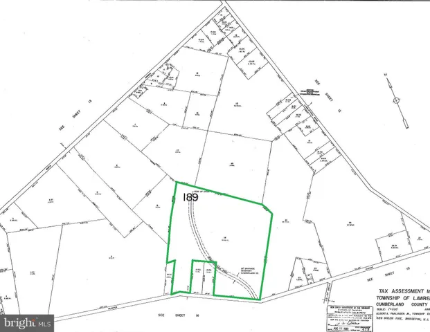 a picture of white wall with a white comforter