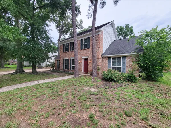 a view of a yard in front of house